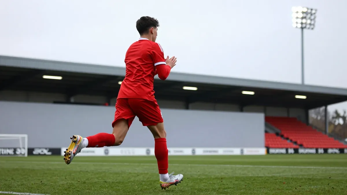 Liverpool have rebuffed enquiries from Juventus over a loan for teenage defender Giovanni Leoni, who is nearing a return...